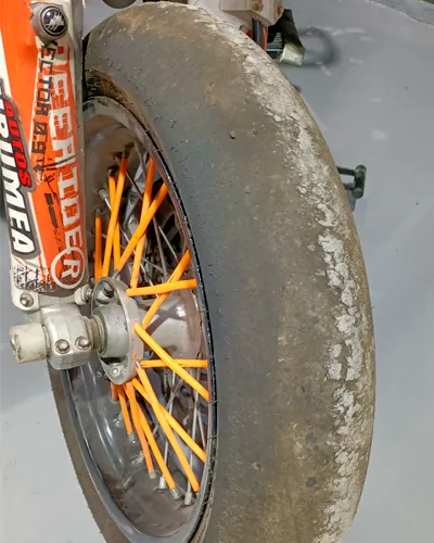 Neumático slick exclusivo para competición de supermotard